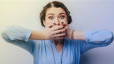 انبعاث هذه الرائحة من الفم علامة على مرض خطير