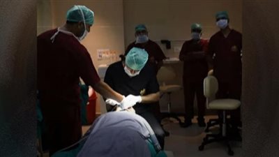 مدير التلفزيون الهندي يفقد حياته في عملية زراعة شعر (شاهد)