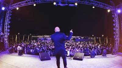 محمود العسيلي يشعل حفل جامعة مصر للمعلوماتية