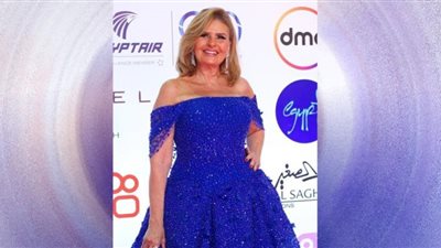 يسرا تخطف الأضواء بالضفيرة الطويلة والخرز الذهبي