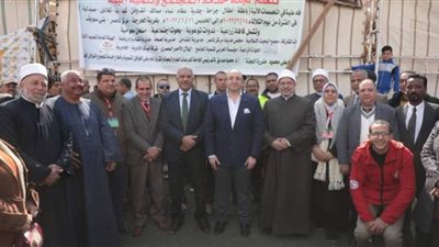 محافظ بني سويف ورئيس جامعة الأزهر يتفقدان القافلة التنموية بمركز ناصر
