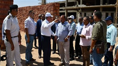 محافظ جنوب سيناء يتابع العمل بمركز الرصد الأمني وتوصيل المرافق للمنطقة الزرقاء