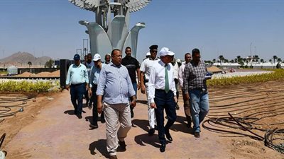 محافظ جنوب سيناء يتابع العمل بتطوير طريق وأيقونة السلام و السوق القديم بشرم الشيخ