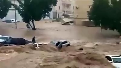 قلوب أهل مكة ترتجف خوفًا من مداهمة السيول للقرى والأودية