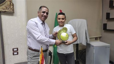 رئيس مركز بلقاس يكرم صاحب الميدالية الذهبية ببطولة الجمهورية للبراعم
