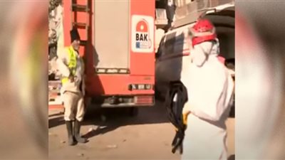 فرق الإنقاذ ترتدي ملابس العزل لانتشال الجثامين في تركيا| فيديو