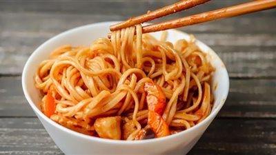 طريقة عمل نودلز سويت آند ساور لعشاق الأكلات الصينية