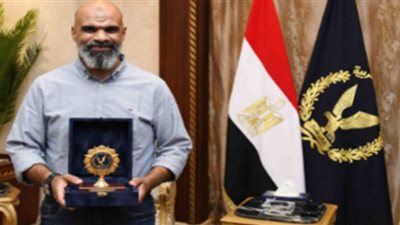 الداخلية تكرم مواطن تصدى لسائق طريق السويس المتهور
