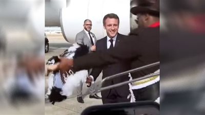 ماكرون يرقص في مطار أمريكا (شاهد)