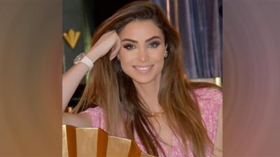 أنابيلا هلال.. تخطف الأنظار بالكحلى والألماس