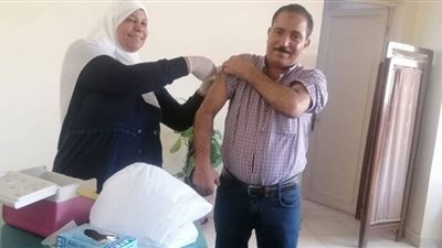 تطعيم العاملين بمديرية القوى العاملة بالبحر الأحمر ضد فيروس الكبد 
