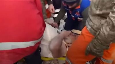 انتشال مسنّ من تحت الأنقاض وهو يدخن سيجارة (شاهد)