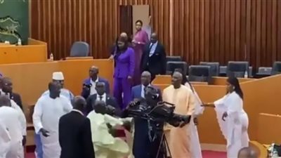 مشاجرة دامية بين نواب البرلمان السنغالي.. وإصابات بين الأعضاء
