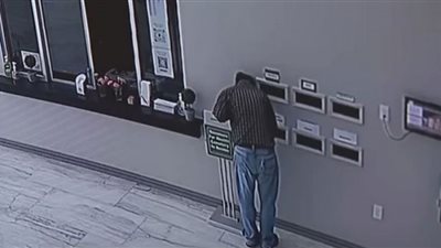 لص يقتحم مسجدًا ويسرق تبرعات لمنكوبي زلزال تركيا وسوريا (شاهد)