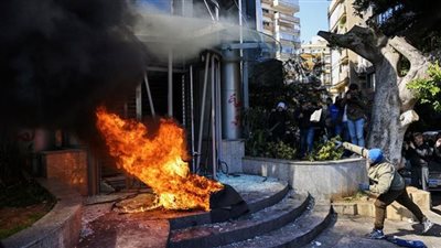 غضب في لبنان.. محتجون يضرمون النار في البنوك