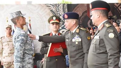 وزير الدفاع يشهد حفل انتهاء فترة الإعداد لطلبة الأكاديمية العسكرية والكليات