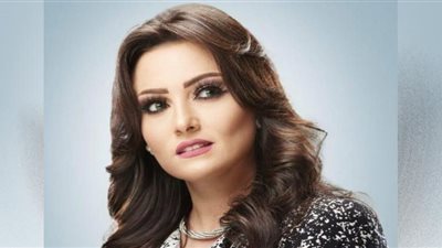 بشرى تتألق بالرمادي والأوفر سايز