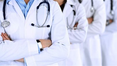 حكم ممارسة أطباء الامتياز الطب بالأجر.. الإفتاء توضح