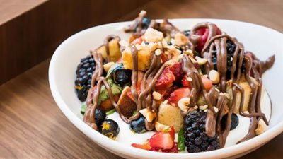 حضري سلطة الفواكه بالنوتيلا اللذيذة