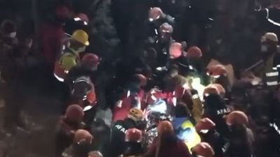 إنقاذ 3 أشخاص من تحت الأنقاض بعد 11 يومًا من الزلزال.. فيديو