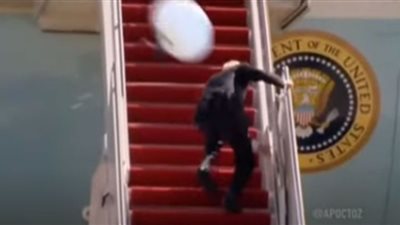 فيديو ساخر لـ المنطاد الصيني يركل جو بايدن من الخلف| شاهد