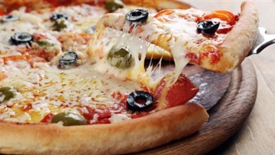 وفري فلوسك وحضري بيتزا بالجبن