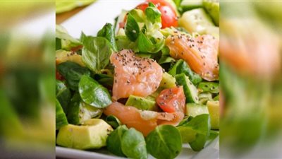 تخلصي من هشاشة العظام واصنعي سلطة السلمون المدخن