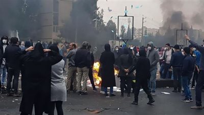 تجدد الاحتجاجات الإيرانية وسط دعوات بإسقاط النظام