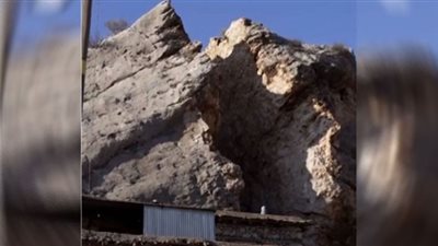 الزلزال يقسم صخرة عملاقة إلى نصفين وإخلاء قرية قريبة منها (فيديو)