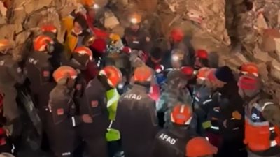 لحظة انتشال سيدة من تحت أنقاض زلزال تركيا بعد 257 ساعة (فيديو)