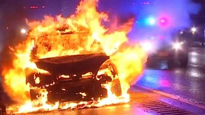 نشوب حريق بسيارة ملاكي أعلى الطريق الدائرى بالجيزة