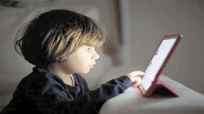 الاستخدام المفرط للهواتف والكمبيوتر يؤدى لقصر النظر وجفاف العين عند الأطفال