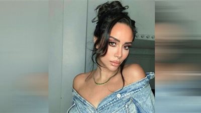 عرض Dior| بسنت شوقي بفستان فوق الركبة ومكياج ساحر