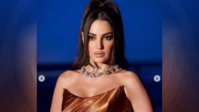 درة زروق تخطف الأضواء بالذهبي اللامع (صور)