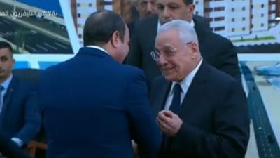 السيسي يُكرم المشرف على محور أبوذكري (شاهد)