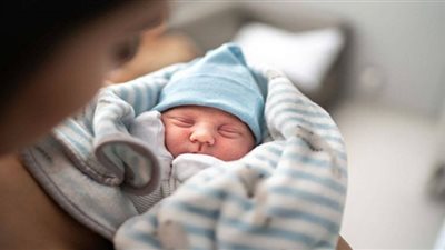 معصوب العينين.. ممرض يركب كانيولا بكعب طفل حديث الولادة دون رحمة