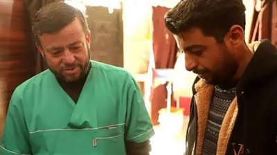 زلزال تركيا وسوريا .. طبيب يفقد أسرته تحت الأنقاض ويرفض مغادرة المستشفى