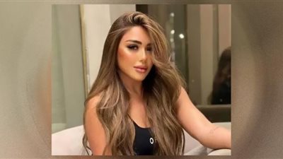 سارة سلامة تسحر العيون بالكعب العالى