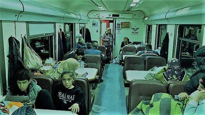 زلزال تركيا ..المنكوبون يسكنون القطارات بديلا للمنازل المدمرة(صور)