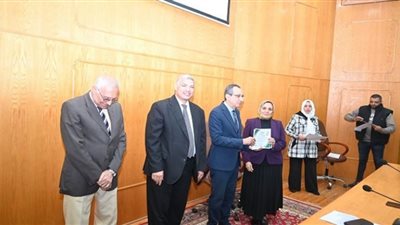 تكريم أعضاء اللجنة العليا لأخلاقيات البحث العلمي بجامعة الفيوم