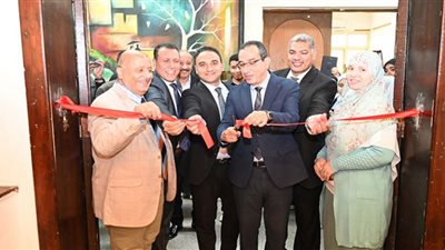 رئيس جامعة الفيوم يفتتح معرضًا فنيًا بكلية التربية النوعية