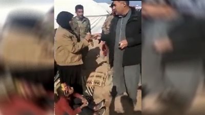 غضب سوري من توزيع أموال على المنكوبين (فيديو)