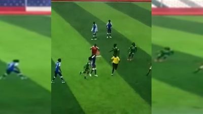 حكم يتعرض للمطاردة والضرب المبرح من قبل لاعبات كرة قدم (شاهد)