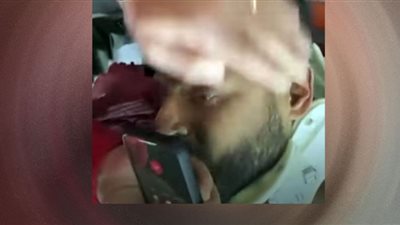 شاب تركي يقبِّل يد المسعف بعد الاطمئنان على أهله (شاهد)