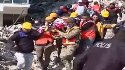 إنقاذ 3 أشخاص مكثوا 296 ساعة تحت الأنقاض في تركيا (شاهد)