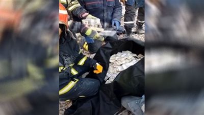 فرق الإنقاذ في تركيا تعثر على كنز تحت الأنقاض (شاهد)