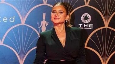 نيللي كريم تسحر العيون بالقطيفة الأسود.. شاهد