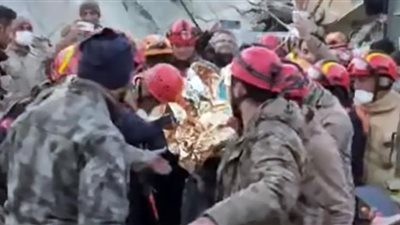 لحظة إنقاذ شاب تركي بعد 288 ساعة تحت أنقاض الزلزال (شاهد)
