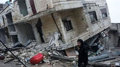 انتشال 3 عالقين وشخصين متوفيين من تحت الأنقاض (فيديو)