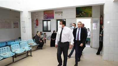 وزير الصحة يتفقد وحدة صحة الأسرة أبو رواش.. صور